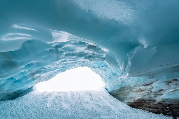 Hermosos Colores Azules Vibrantes Dentro Cueva Hielo Durante Frío Día —  Fotos de Stock