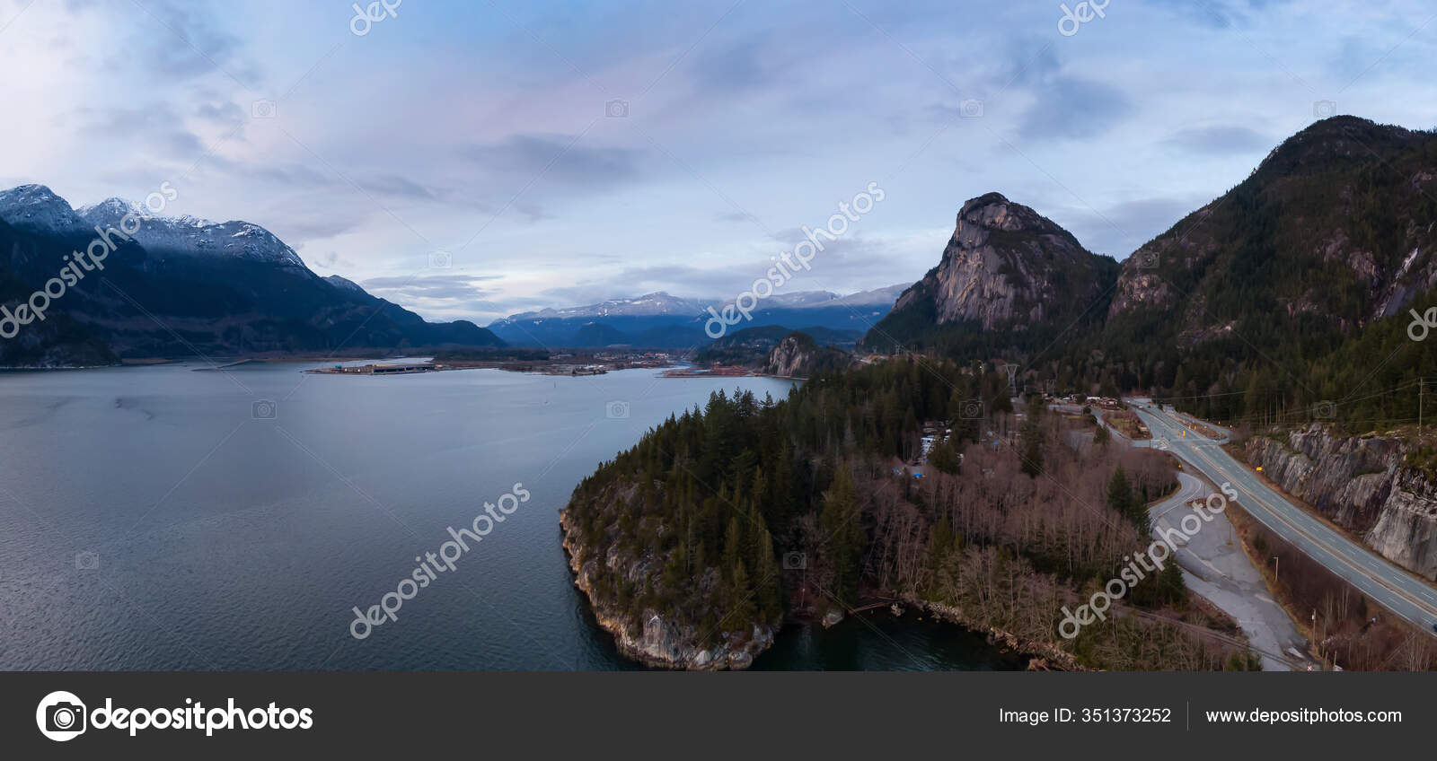Vista Panorámica Aérea Sea Sky Highway Con Chief Mountain Fondo — Foto de  stock #351373252 © edb3_16, image size:1600x848