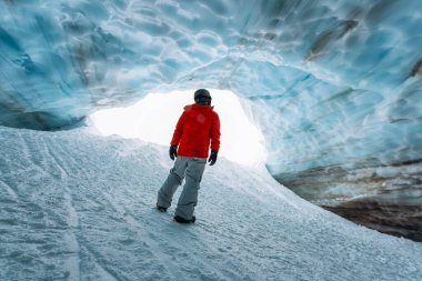 Whistler, British Columbia, Kanada. Blackcomb Dağı 'nın tepesindeki Alplerdeki Güzel Buz Mağarası' nın İçini Keşfeden Maceracı Adam.