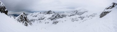 Whistler, British Columbia, Kanada. Blackcomb Dağı 'nın tepesindeki Alplerde bulutlu bir kış gününde güzel bir Kanada Panoramik Dağ manzarası. Panorama
