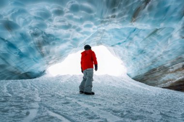 Whistler, British Columbia, Kanada. Blackcomb Dağı 'nın tepesindeki Alplerdeki Güzel Buz Mağarası' nın İçini Keşfeden Maceracı Adam.