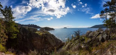 Horseshoe Bay, West Vancouver, British Columbia, Kanada. Güneşli kış gününde, Whytecliff Park 'taki Pasifik Batı Yakası' ndaki Rocky Adası 'nın güzel Panoramik Kanada Manzarası. Panorama