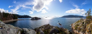 Horseshoe Bay, West Vancouver, British Columbia, Kanada. Güneşli kış gününde, Whytecliff Park 'taki Pasifik Batı Yakası' ndaki Rocky Adası 'nın güzel Panoramik Kanada Manzarası. Panorama