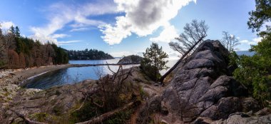 Horseshoe Bay, West Vancouver, British Columbia, Kanada. Güneşli kış gününde, Whytecliff Park 'taki Pasifik Batı Yakası' ndaki Rocky Adası 'nın güzel Panoramik Kanada Manzarası. Panorama