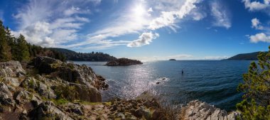 Horseshoe Bay, West Vancouver, British Columbia, Kanada. Güneşli kış gününde, Whytecliff Park 'taki Pasifik Batı Yakası' ndaki Rocky Adası 'nın güzel Panoramik Kanada Manzarası. Panorama