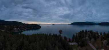 Bulutlu kış günbatımında güzel bir Kanada manzarasının hava panoramik görüntüsü. Whytecliff Park, Horseshoe Körfezi, Kuzey Vancouver, BC, Kanada.