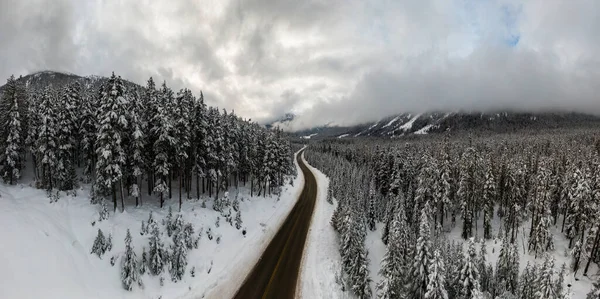 Luftaufnahme Mit Einer Drohne Von Einem Schönen Schneebedeckten Tal Und — Stockfoto