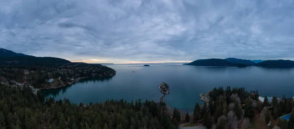 Letecký Panoramatický Výhled Krásnou Kanadskou Krajinu Během Oblačného Zimního Západu — Stock fotografie