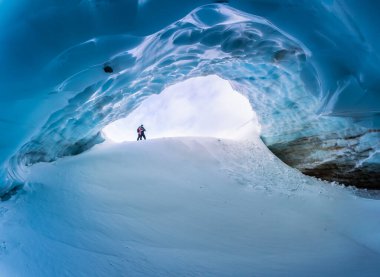 Whistler, British Columbia, Kanada. Blackcomb Dağı 'nın tepesindeki Alplerdeki buz mağarasının güzel manzarası.