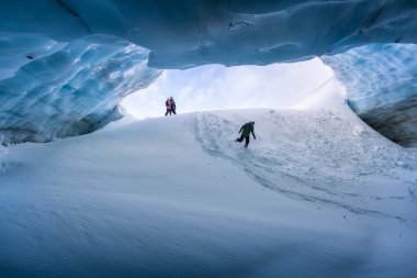 Whistler, British Columbia, Kanada. Blackcomb Dağı 'nın tepesindeki Alplerdeki buz mağarasının güzel manzarası.