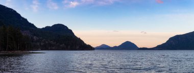 Porteau Cove, Howe Sound, Squamish ve Vancouver yakınlarında, British Columbia, Kanada. Güzel Panoramik Dağ Manzarası Kışın renkli bir sabah güneşinin manzarası. Doğa Arkaplan Panoraması