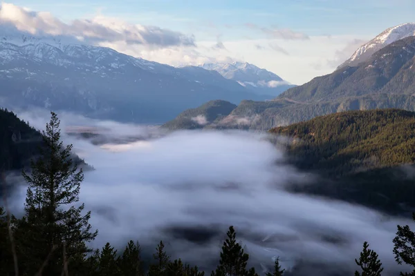 在多云的早晨 加拿大雾蒙蒙的山谷景观 在加拿大温哥华北部的斯卡米什和惠斯勒附近的Tantalus Lookout拍摄 — 图库照片