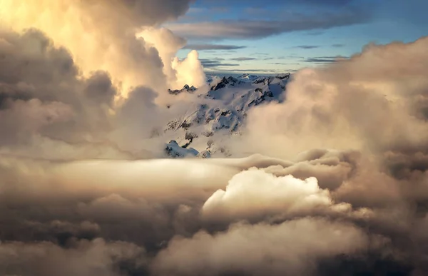 雲と山の背景 カラフルで活気のある日の出や日の出の間にパフィー雲の美しく印象的な空中ビュー カナダのブリティッシュコロンビア州で撮影された風景 複合材 — ストック写真