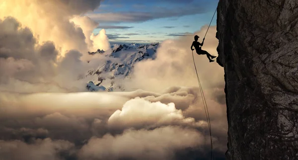 Silhuett Rappelling Från Cliff Vacker Antenn Utsikt Över Bergen Färgstark — Stockfoto