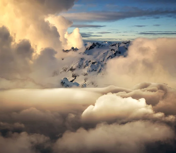 雲と山の背景 カラフルで活気のある日の出や日の出の間にパフィー雲の美しく印象的な空中ビュー カナダのブリティッシュコロンビア州で撮影された風景 複合材 — ストック写真