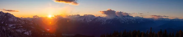 Schöne Dramatische Kanadische Berglandschaft Während Eines Sonnigen Und Bewölkten Winteruntergangs — Stockfoto