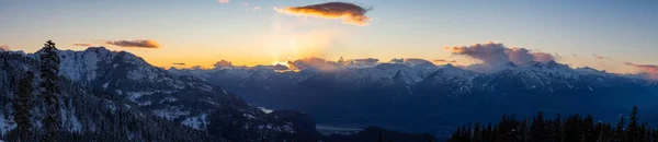 晴れた曇り空の冬の夕日の間に美しい劇的なカナダの山の風景ビュー カナダのブリティッシュコロンビア州スカミッシュで撮影 自然背景パノラマ — ストック写真