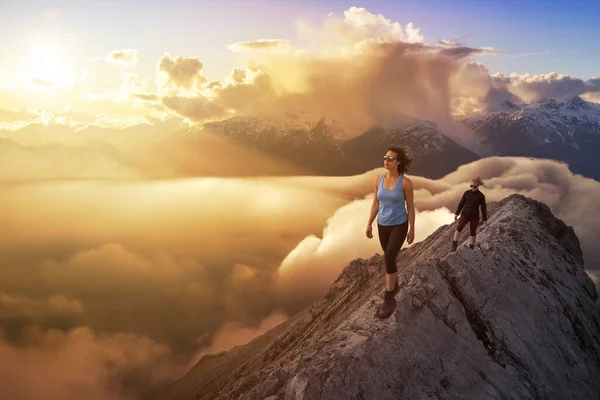 Flicka Vandring Klippig Mountain Peak Med Vacker Och Slående Utsikt — Stockfoto