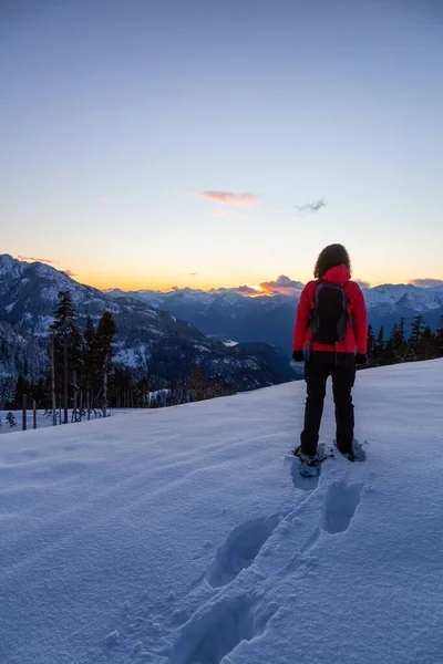 Adventurous Girl Snowshoeing Snow Top Mountain Vibrant Colorful Winter Sunset — Stock fotografie