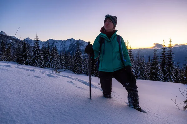 Adventurosa Menina Snowshoeing Neve Topo Uma Montanha Durante Pôr Sol — Fotografia de Stock