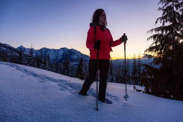 Adventurosa Menina Snowshoeing Neve Topo Uma Montanha Durante Pôr Sol — Fotografia de Stock