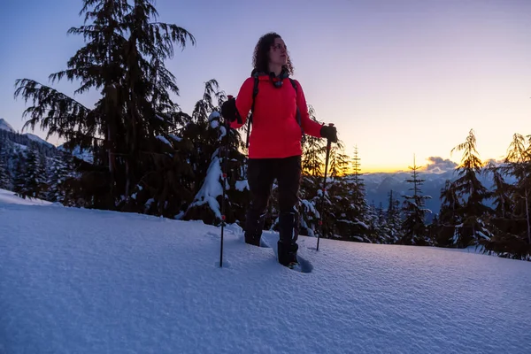 Adventurosa Menina Snowshoeing Neve Topo Uma Montanha Durante Pôr Sol — Fotografia de Stock