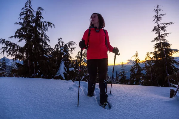 Abenteuerliche Schneeschuhwanderung Schnee Auf Einem Berg Während Eines Lebendigen Und — Stockfoto