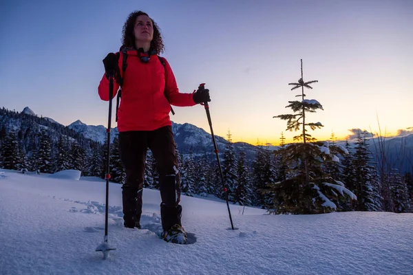 Abenteuerliche Schneeschuhwanderung Schnee Auf Einem Berg Während Eines Lebendigen Und — Stockfoto