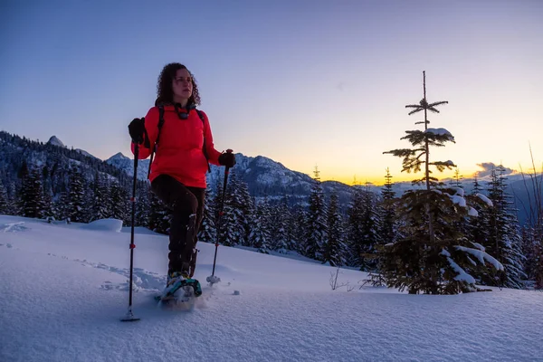 Chica Aventurera Raquetas Nieve Nieve Cima Una Montaña Durante Una — Foto de Stock