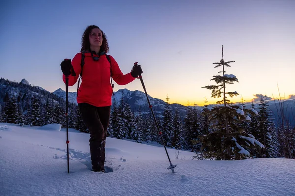 Adventurous Girl Snowshoeing Snow Top Mountain Vibrant Colorful Winter Sunset — Stock fotografie