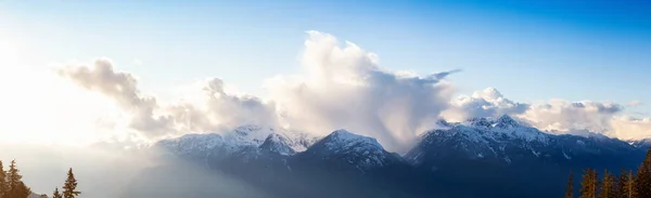 Bella Drammatica Canadese Mountain Landscape View Durante Tramonto Invernale Soleggiato — Foto Stock