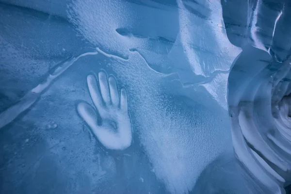 Mänsklig Hand Avtryck Isväggen Den Naturliga Grottan Vintern Tagen Blackcomb — Stockfoto