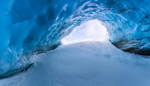 ウィスラー ブリティッシュコロンビア州 カナダ ブラックコーム山の頂上にあるアルプスの氷の洞窟の美しい景色を訪れる人々 — ストック写真