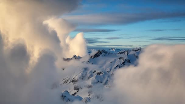 산에 있는 솜털 구름의 아름답고 인상적 인 항공 사진 — 비디오