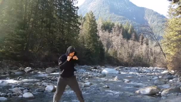 Weißer Kaukasier des Mittelalters praktiziert Kampfkunst — Stockvideo