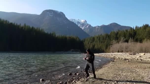 Középkorú fehér kaukázusi férfi Harcművészetet gyakorol — Stock videók