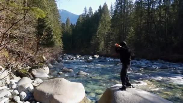 Hombre blanco caucásico de mediana edad practicando artes marciales — Vídeos de Stock