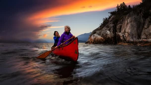 여자 카누를 타는 여자 아이들 이 계속 반복되는 장면 — 비디오