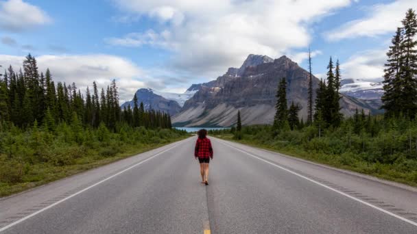 Cinemagraph Continuous Loop Animatie van meisje wandelen over een schilderachtige weg — Stockvideo