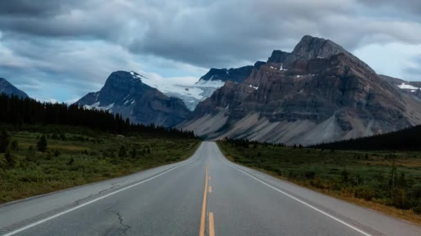 Film Kontinuerlig Loop Animation av Scenic Road i kanadensiska klippor — Stockvideo