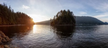 Kış günbatımında Kanada 'nın güzel Panoramik Manzarası. Vancouver, British Columbia, Kanada 'daki Jug Island Trail' de yürüyüş. Doğa Panorama Arkaplanı