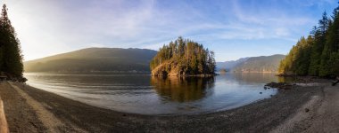 Kış günbatımında Kanada 'nın güzel Panoramik Manzarası. Vancouver, British Columbia, Kanada 'daki Jug Island Trail' de yürüyüş. Doğa Panorama Arkaplanı