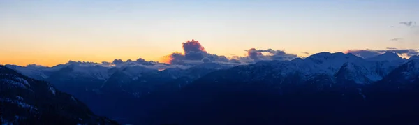 Vackra Dramatiska Kanadensiska Mountain Landscape View Solig Och Grumlig Vinter — Stockfoto