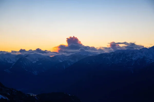 Güneşli Bulutlu Kış Günbatımında Güzel Dramatik Kanada Dağ Manzarası Squamish — Stok fotoğraf