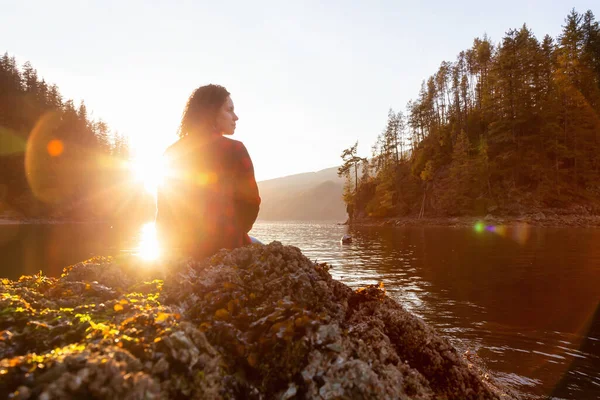 Chica Aventurera Senderismo Paisaje Canadiense Durante Una Vibrante Puesta Sol —  Fotos de Stock