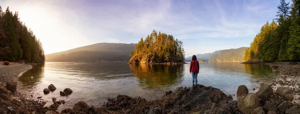 Ragazza Escursioni Nel Paesaggio Canadese Durante Vivace Tramonto Invernale Escursione — Foto Stock