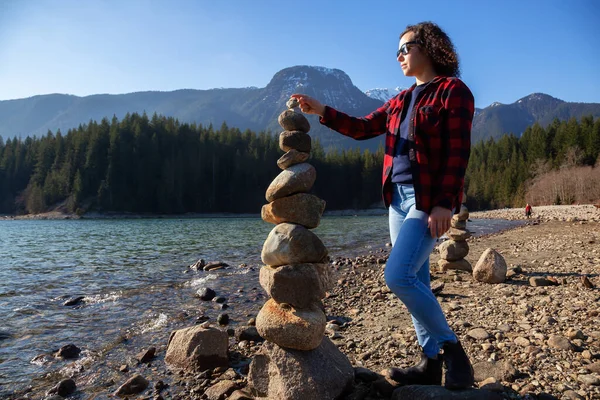 Chica Con Rocas Equilibradas Playa Junto Lago Alouette Durante Día —  Fotos de Stock