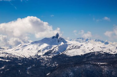 Whistler, British Columbia, Kanada. Bulutlu ve canlı bir kış gününde Kanada Karlı Dağ manzarasının güzel manzarası. Doğa Arkaplanı