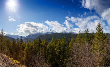 Panoramik Kanada manzarası bulutlu bir günde sisli vadiyi kapladı. Kanada, Bc. Vancouver 'ın kuzeyinde Squamish ve Whistler yakınlarında Tantalus Gözcüleri' nde çekilmiş. Arkaplan Panoraması