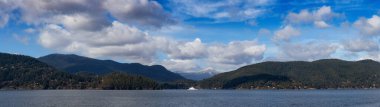 Güneşli bir kış gününde feribotla Terminalden ayrılan Bowen Adası 'nın panoramik manzarası. Horseshoe Bay, West Vancouver, British Columbia, Kanada 'da çekilmiş. Doğa Arkaplan Panoraması